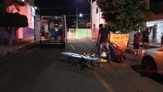 Motociclista fica ferido após bater em caçamba, em Catalão