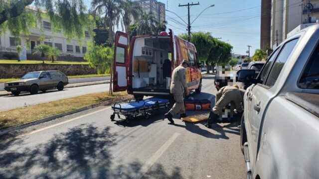 Colisão carro e moto deixa uma pessoa ferida, em Catalão