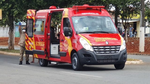 Motociclista fica ferido após colisão com carro em Catalão