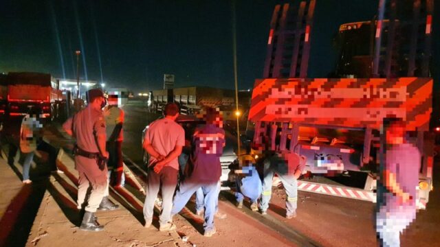 Veículo colide na lateral de carreta em Catalão