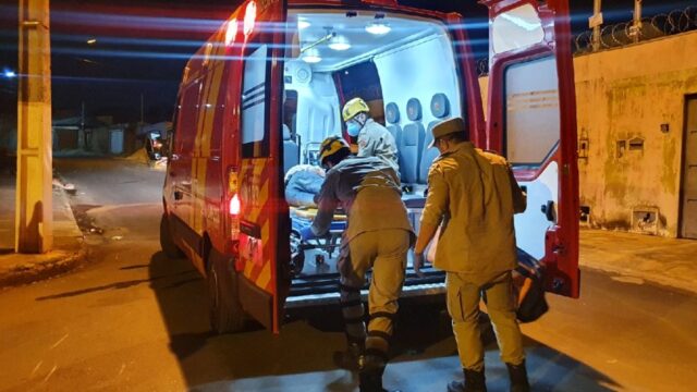 Motociclista fica ferido ao colidir com cachorro e sofrer queda em Catalão