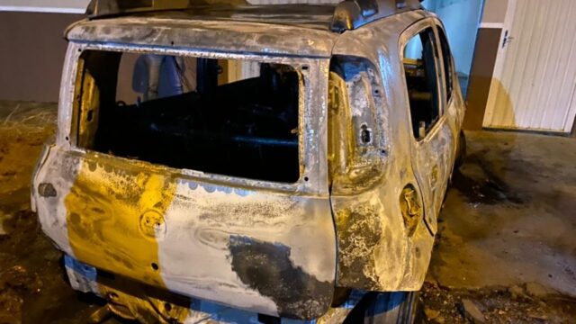 Veículo fica destruído após incêndio em Caldas Novas