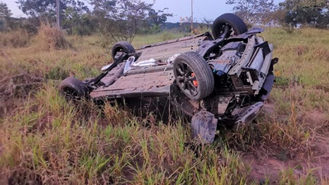 Carro capota e duas pessoas ficam gravemente feridas na GO 402, em Cumarí