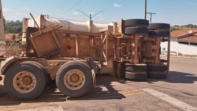 Carreta caçamba carregada com areia tomba no perímetro urbano em Cumari