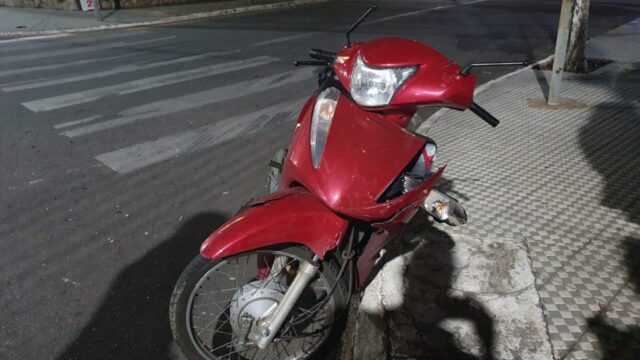 Carro avança sinal e colide com motociclista em Catalão