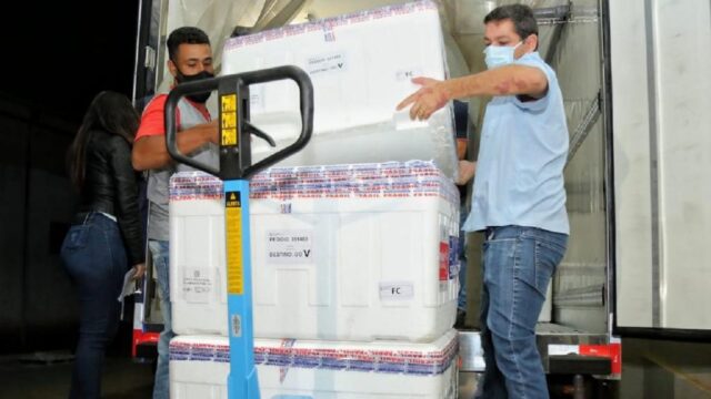 Lactantes, garis e profissionais da imprensa serão vacinados contra a Covid-19 em Goiás, diz Caiado