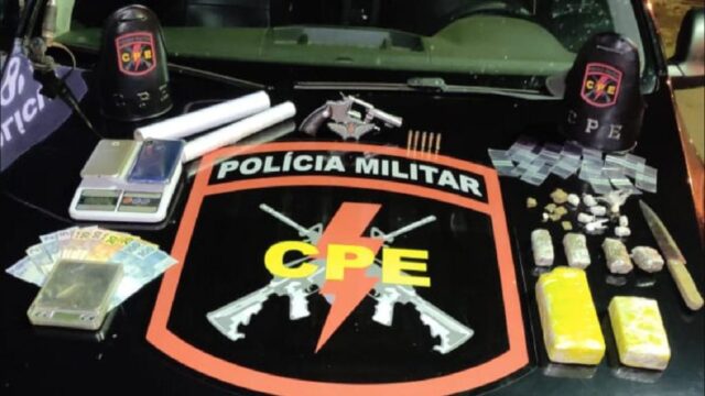 Dois jovens são presos pelos crimes de posse irregular de arma de fogo, tráfico de drogas e associação para o tráfico, em Pires do Rio