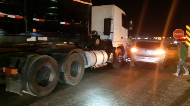 Colisão entre caminhão e carro deixa um ferido no trevo do JK na BR050, em Catalão