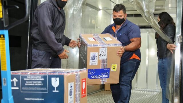 Nova remessa de vacinas contra Covid-19 chega a Goiás, com 157.080 doses