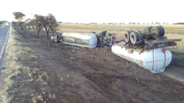 Motorista morre após caminhão de combustível tombar em Araguari