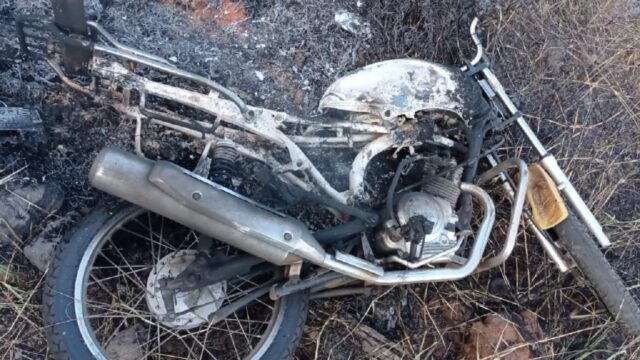 Motocicleta furtada da SMTC é encontrada incendiada próximo ao arco viário, em Catalão