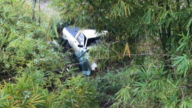 Motorista fica gravemente ferido após perde o controle do veículo e cai em ribanceira, em Caldas Novas