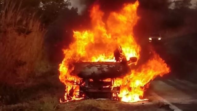 Veículo fica destruído após pegar fogo na GO-330, em Catalão