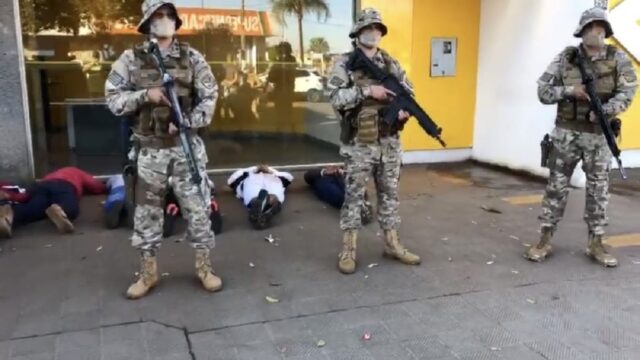 Assaltantes de banco em Chapadão do Céu são surpreendidos pela polícia e um morreu