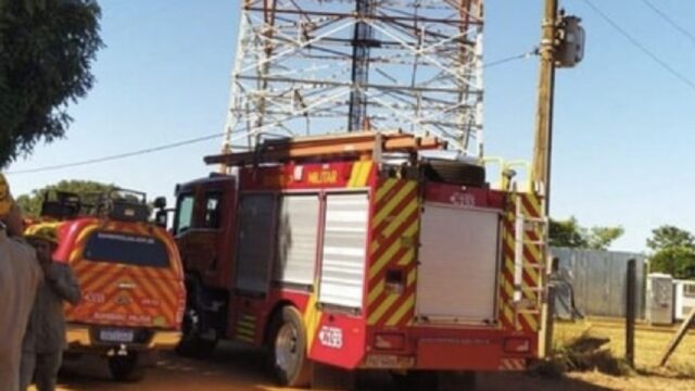 Abelhas atacam homem que trabalhava em torre de 20 metros de altura, em Anápolis