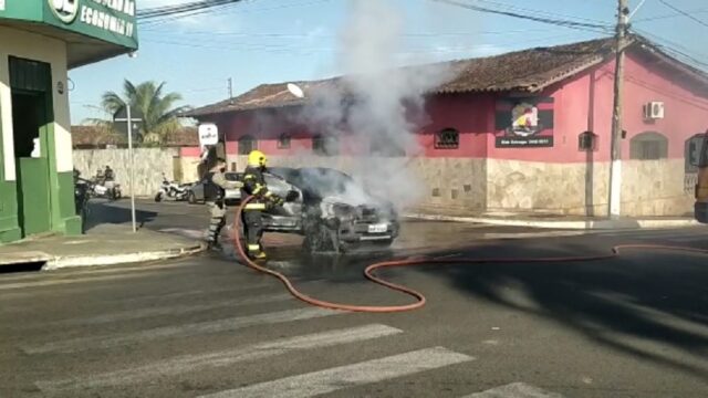 Carro pega fogo no centro de Catalão; veja vídeo
