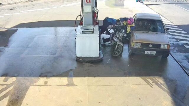 Frentistas de posto de combustível são atropelado por moto, em Catalão