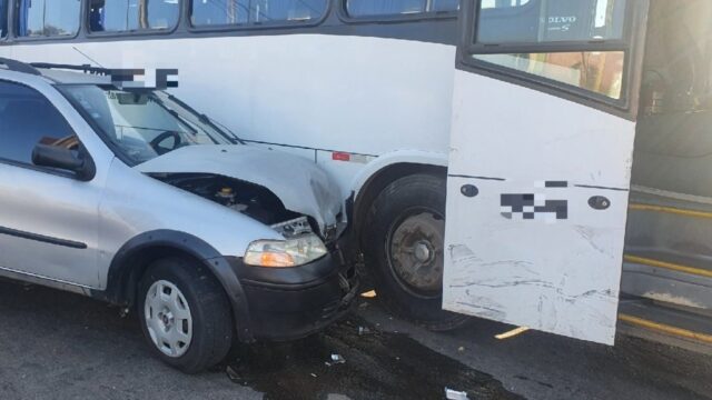 Idoso fica ferido após carro colidir com ônibus em Catalão
