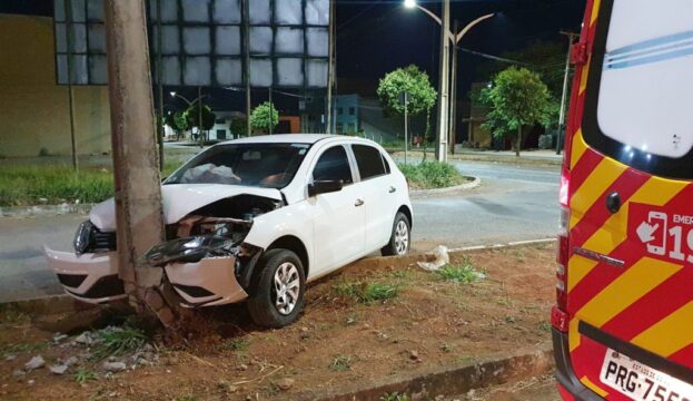 Passageira fica ferida após carro colidir contra poste, em Catalão