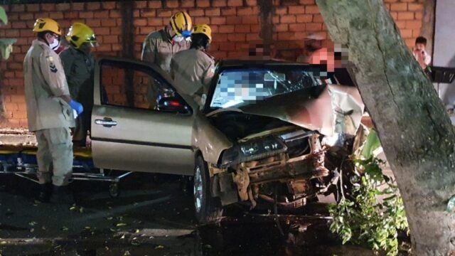 Motorista foge do hospital após colidir veículo contra árvore, em Catalão