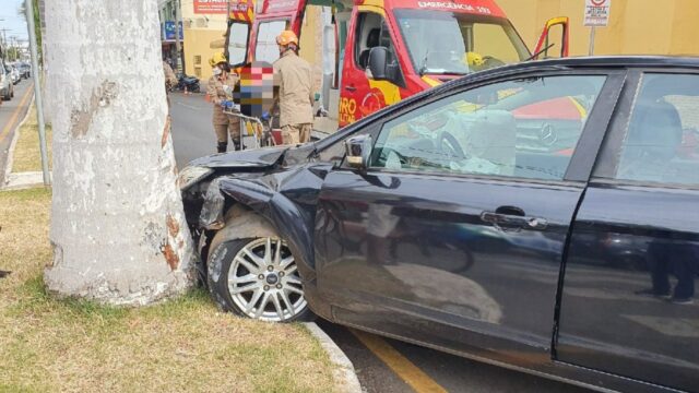 Motorista fica ferido após bater carro em palmeira no Centro de Catalão