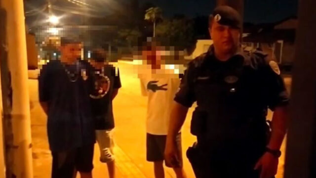 Goiânia: pai, filho e sobrinho são flagrados em orgia com travesti em frente de criança de 5 anos