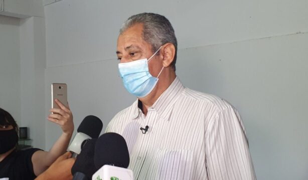 "Essa é a minha expectativa para as pessoas que tenham 18 anos, até outubro sejam vacinadas em Catalão", diz Velomar
