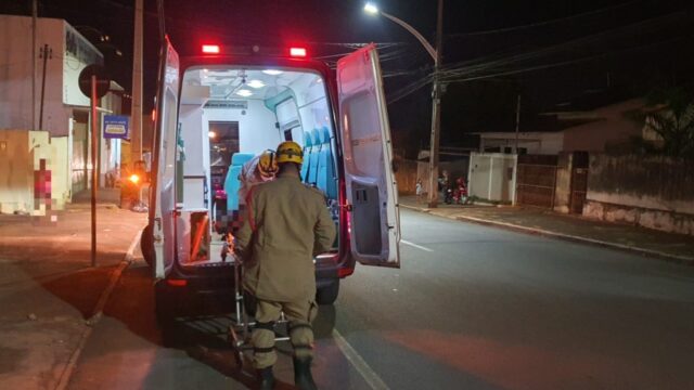 Motociclista tem ferimentos graves ao colidir contra muro, no Bairro JK