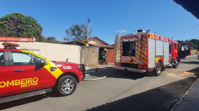 Bombeiros combatem incêndio em residência, em Catalão