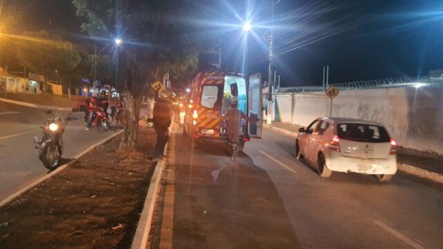 Motociclista fica ferido ao bater contra placa de sinalização em avenida de Catalão