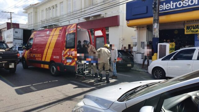 Colisão traseira entre moto e carro deixa mulher ferida, em Catalão
