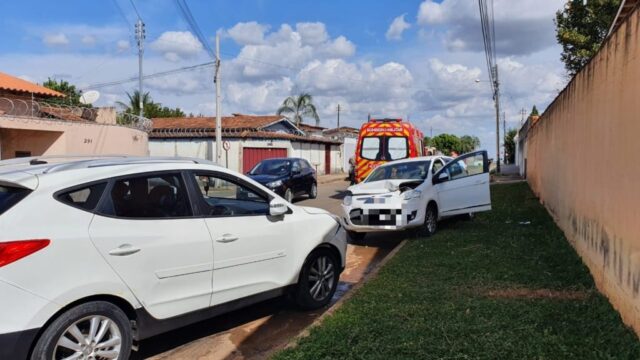 Colisão frontal entre dois veículos deixa uma pessoa ferida em Catalão