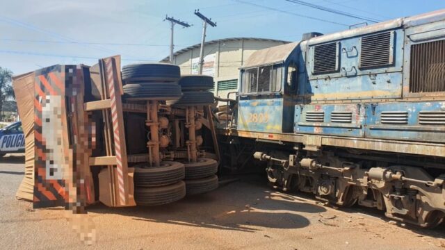 Locomotiva bate contra carreta bitrem carregada de fertilizantes, em Catalão