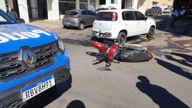Flagrante de acidente de trânsito envolvendo carro e moto em Catalão