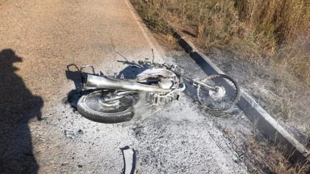Moto pega fogo após colisão com caminhão, em Caldas Novas