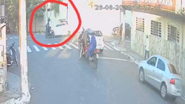 Casal fica gravemente ferido em acidente entre carro e moto em Caldas Novas