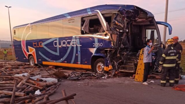 Colisão entre ônibus e caminhão deixa vários feridos em Senador Canedo