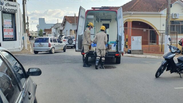 Motociclista na contramão bate contra outra moto, em Catalão