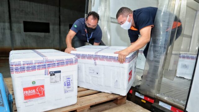 “Preparem o braço!” Caiado anuncia a chegada de mais 122.140 doses de vacina