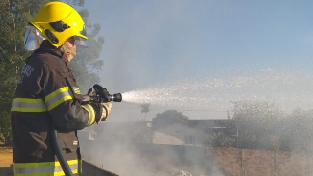 Bombeiros combatem incêndio em área de depósito de recicláveis em Ipameri