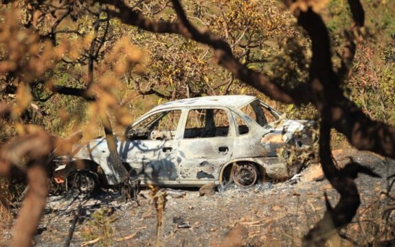 Policiais periciam carro que foi achado queimado em área de buscas por Lázaro Barbosa