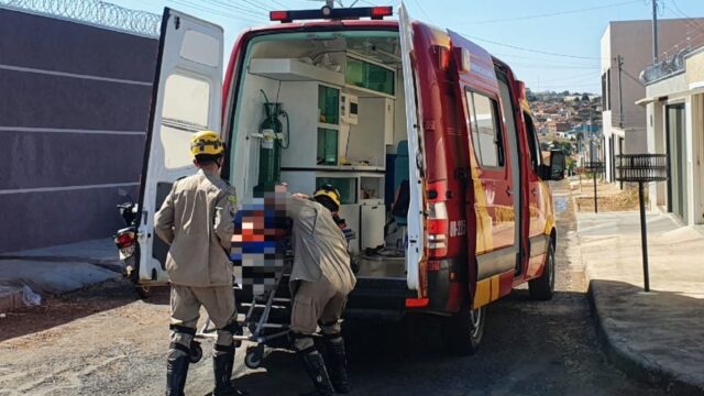 Colisão entre carro e motocicleta deixa uma mulher ferida, em Catalão
