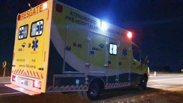 Caminhoneiro fica ferido após carreta bitrem sair da pista na BR-050, em Campo Alegre de Goiás