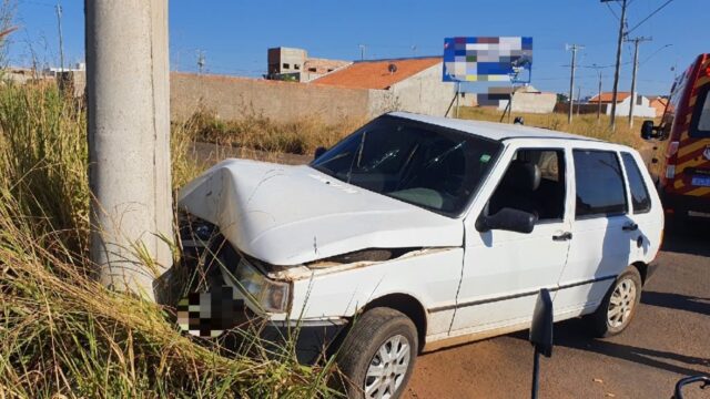 Motorista perde controle do veículo e colide contra poste em Catalão