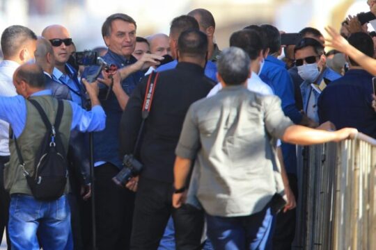 Sem máscara, Bolsonaro cumprimenta apoiadores e provoca aglomeração em Anápolis, Goiás