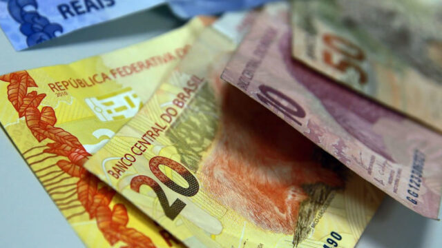 Receita paga restituições do segundo lote do IRPF 2021