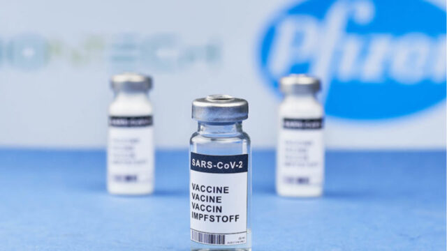 Três doses da vacina Pfizer/BioNTech neutralizam Ômicron, aponta teste das farmacêuticas