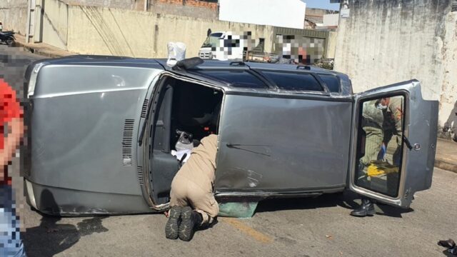 Carro capota após colisão com outro veículo em Catalão