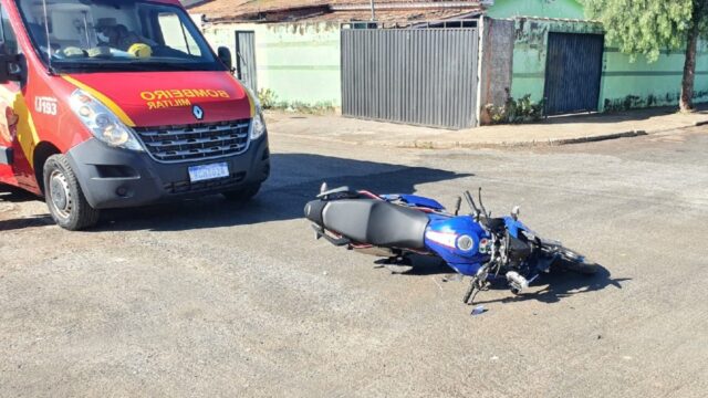 Homem fica ferido em acidente entre carro e moto em Catalão
