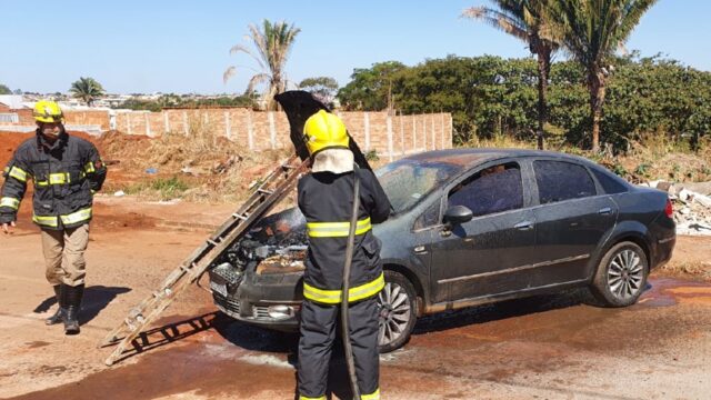 Bombeiros combatem incêndio a veículo em Catalão